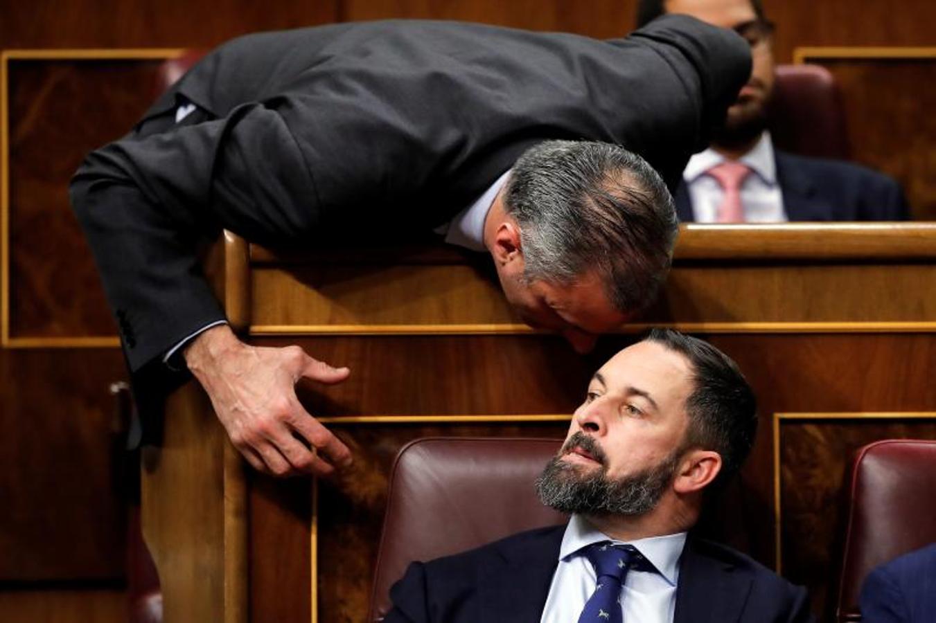 Santiago Abascal y Javier Ortega Smith, números uno y dos de Vox, conversan durante el pleno