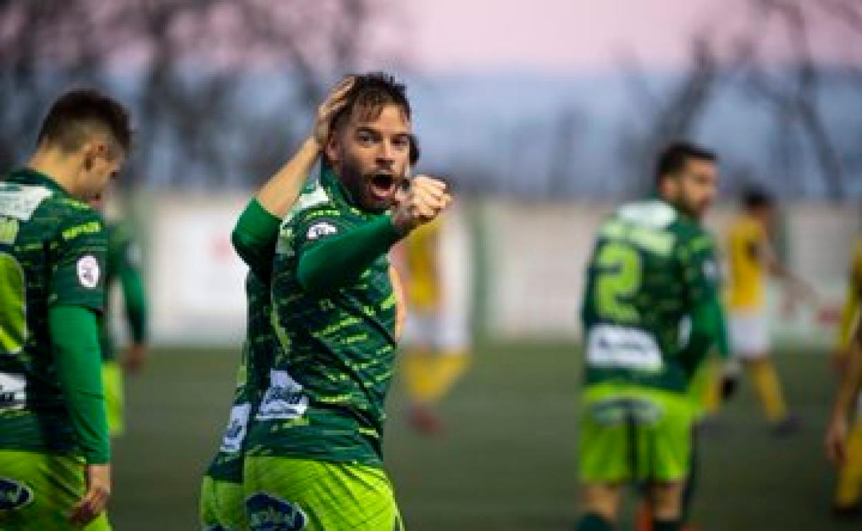 Jesús Muñoz celebra su gol ante el Izarra. 