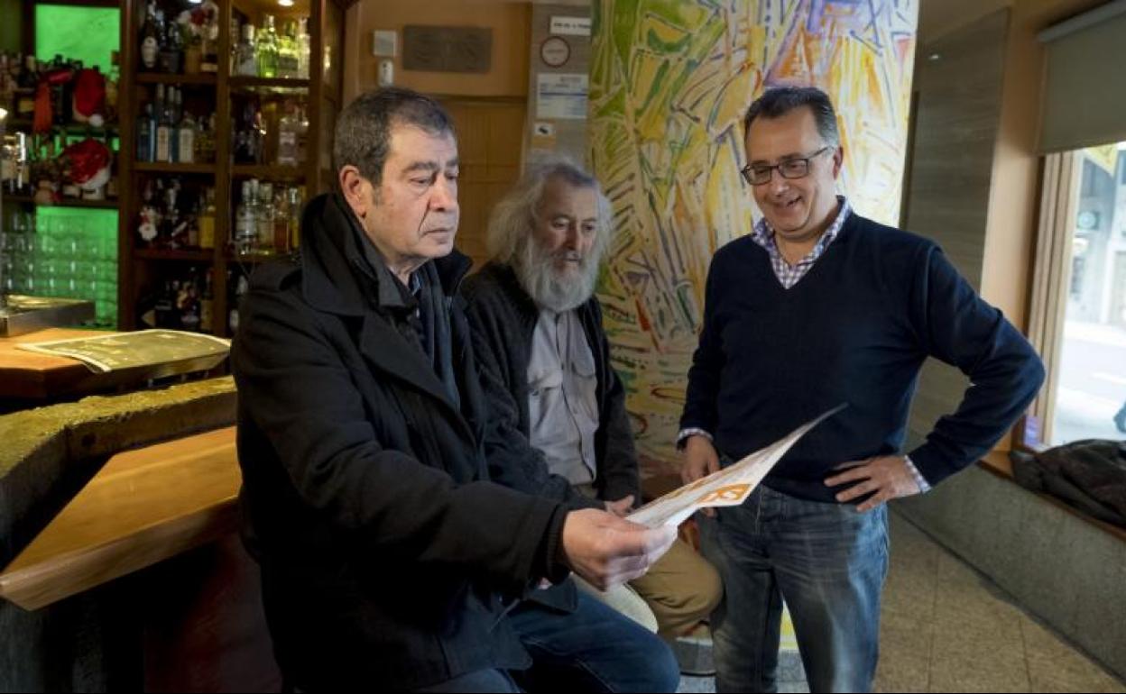 Desde la izquierda Antonio Rodríguez y Daniel Carrascal, presidente y vicepresidente de la Asociación Café Compás, y Óscar Domínguez, coordinador del certamen. 