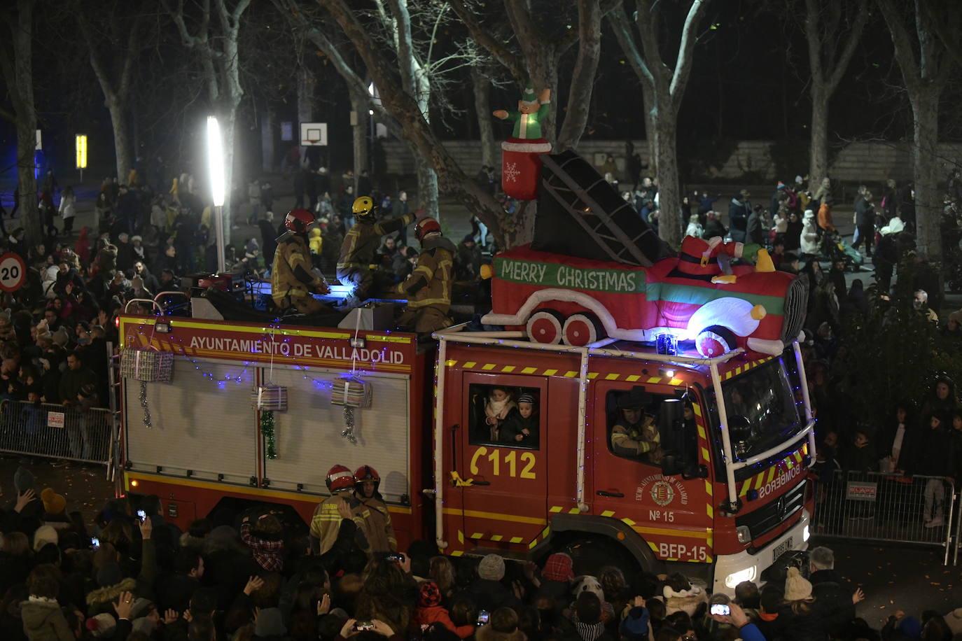 Sus majestadeslos Reyes Magos han abarrotado las calles del centro de Valladolid en su tradicional cabalgata. 