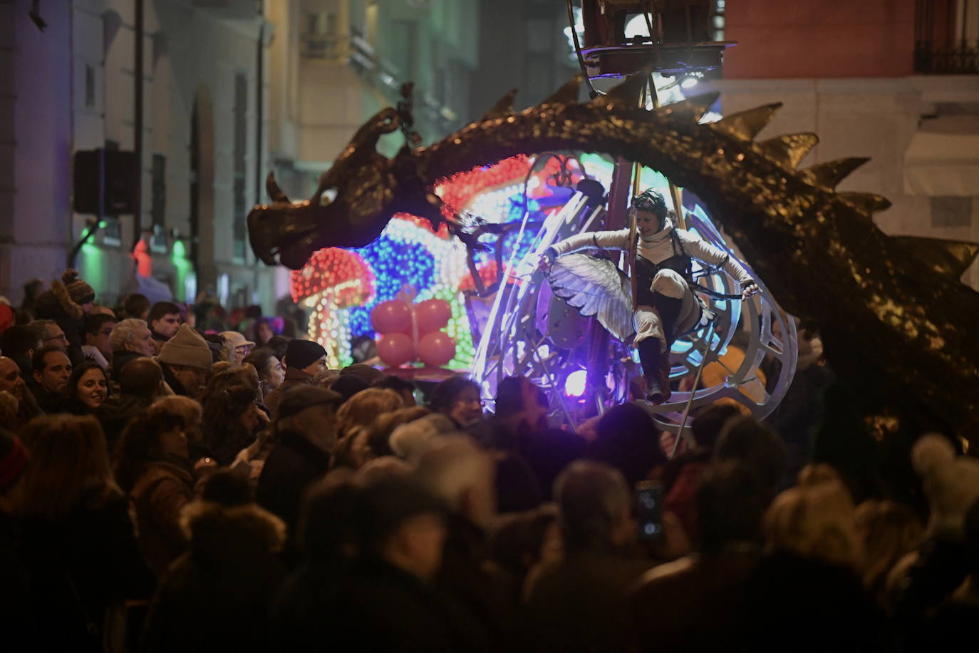 Sus majestadeslos Reyes Magos han abarrotado las calles del centro de Valladolid en su tradicional cabalgata. 