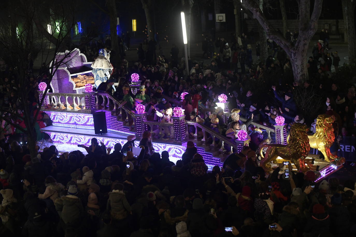 Sus majestadeslos Reyes Magos han abarrotado las calles del centro de Valladolid en su tradicional cabalgata. 