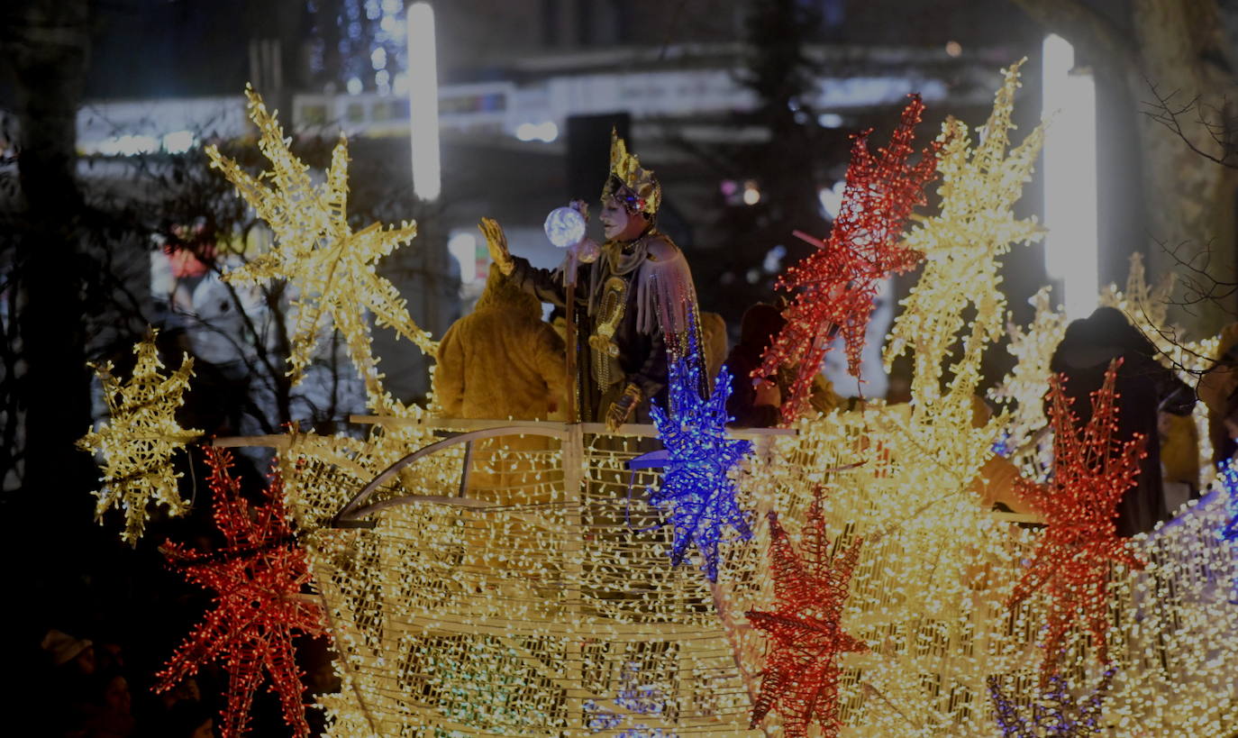 Sus majestadeslos Reyes Magos han abarrotado las calles del centro de Valladolid en su tradicional cabalgata. 