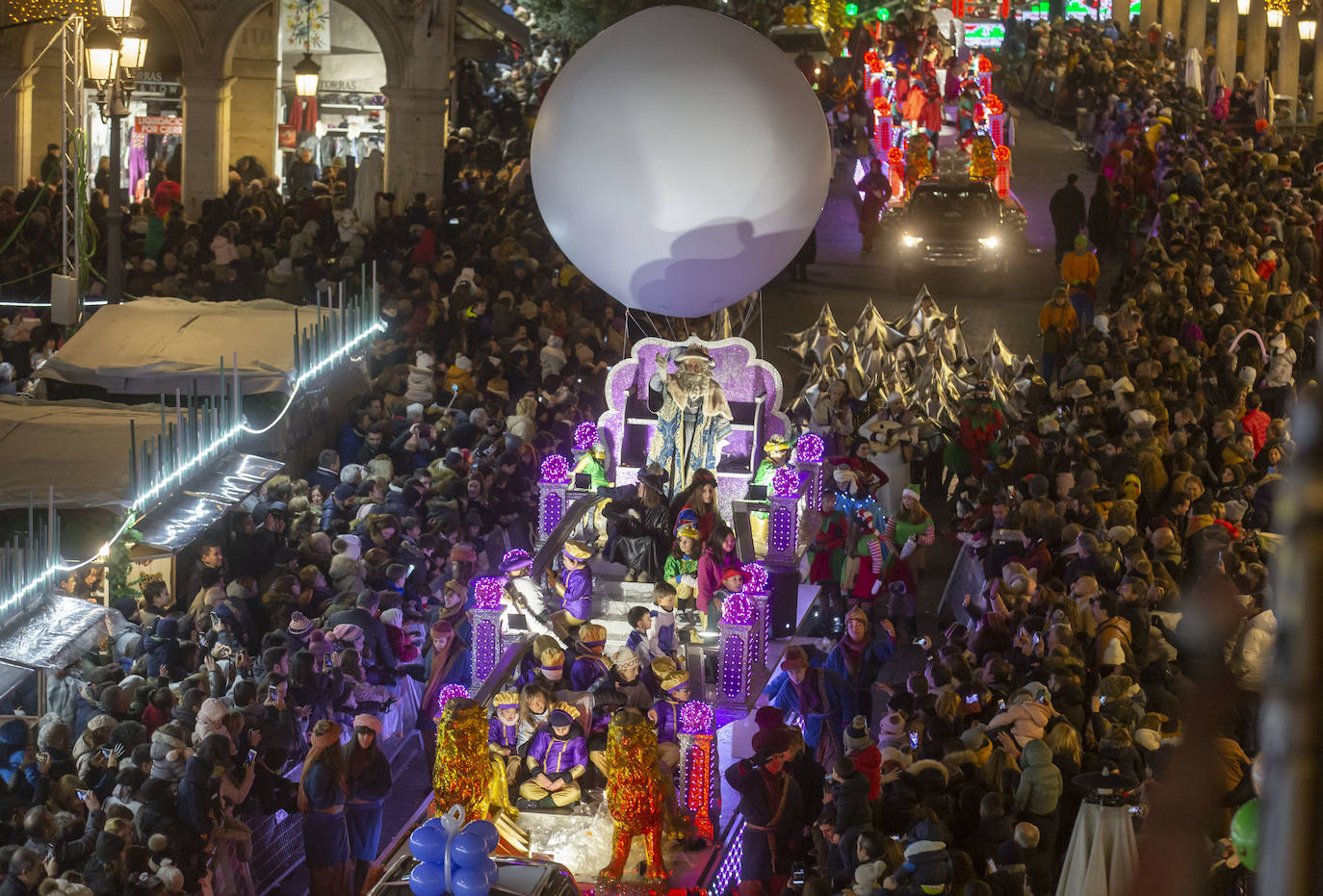 Sus majestadeslos Reyes Magos han abarrotado las calles del centro de Valladolid en su tradicional cabalgata. 