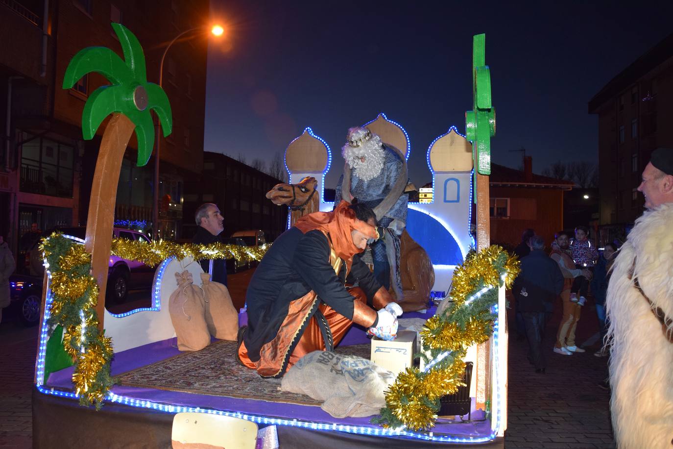 Los Reyes Magos ilusional a los niños de Guardo.