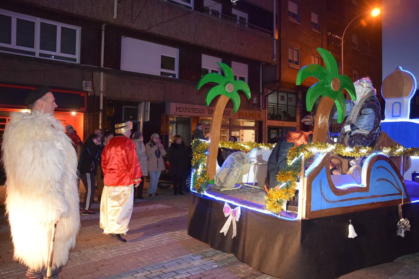 Los Reyes Magos ilusional a los niños de Guardo.