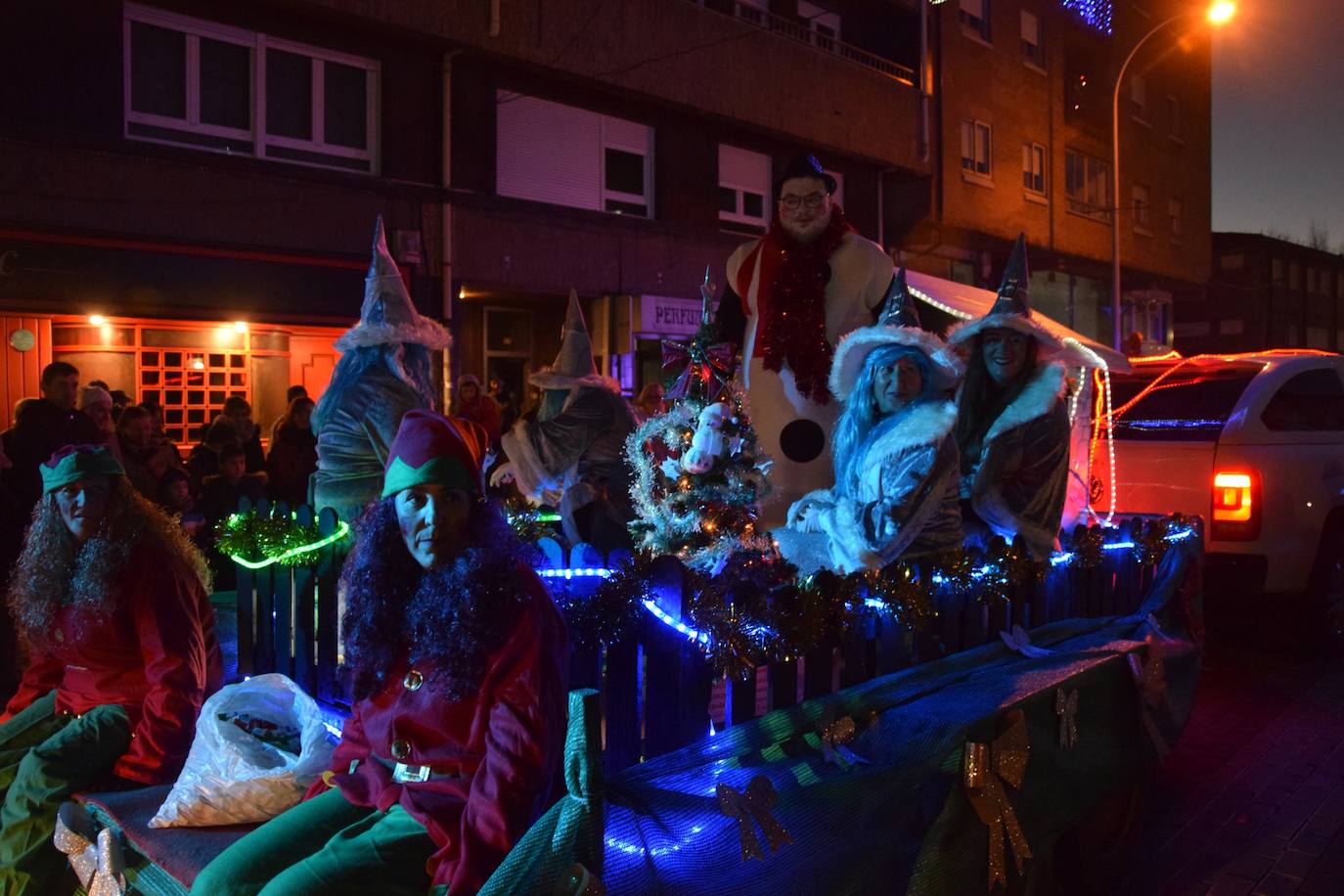 Los Reyes Magos ilusional a los niños de Guardo.
