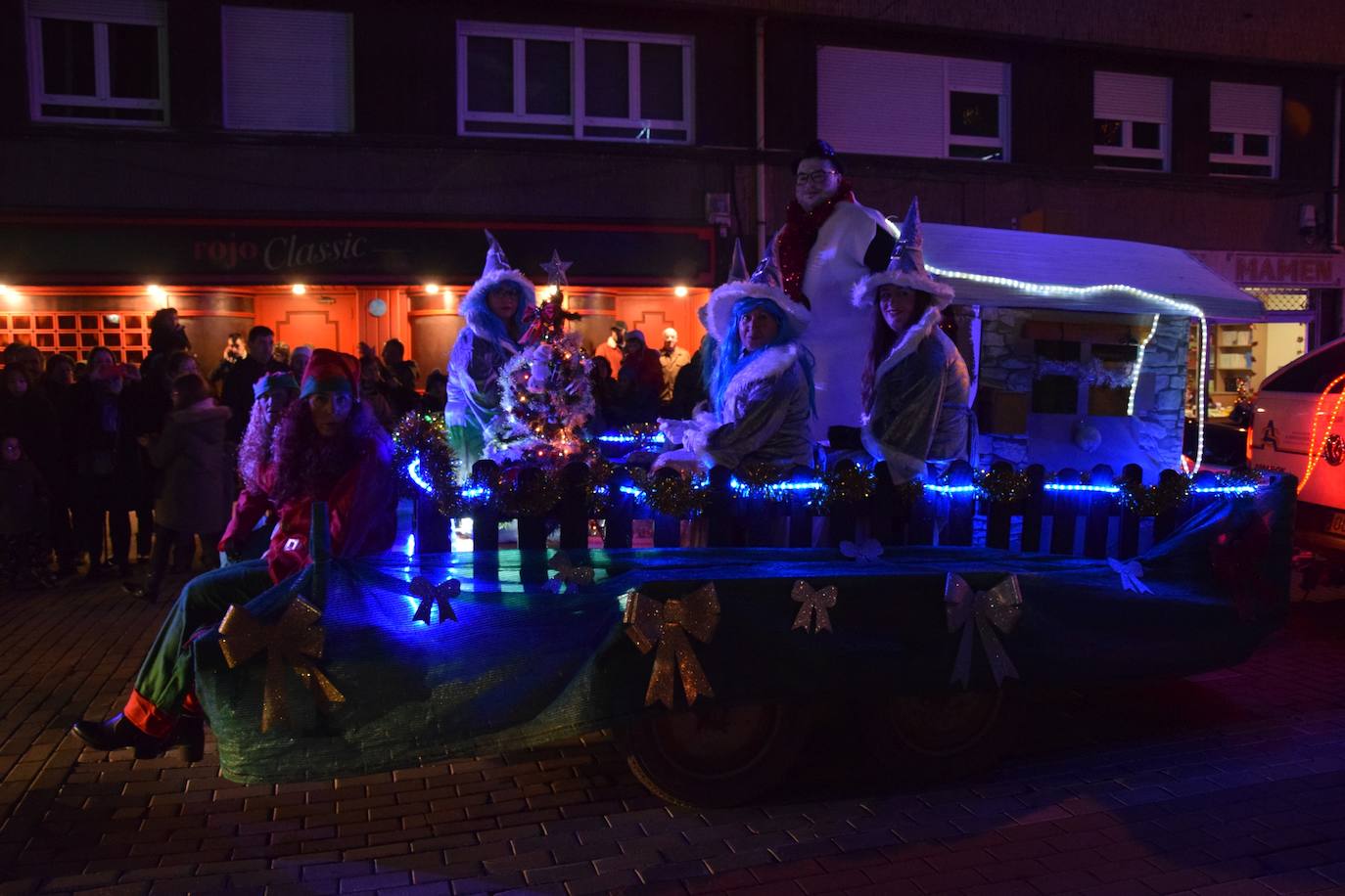 Los Reyes Magos ilusional a los niños de Guardo.