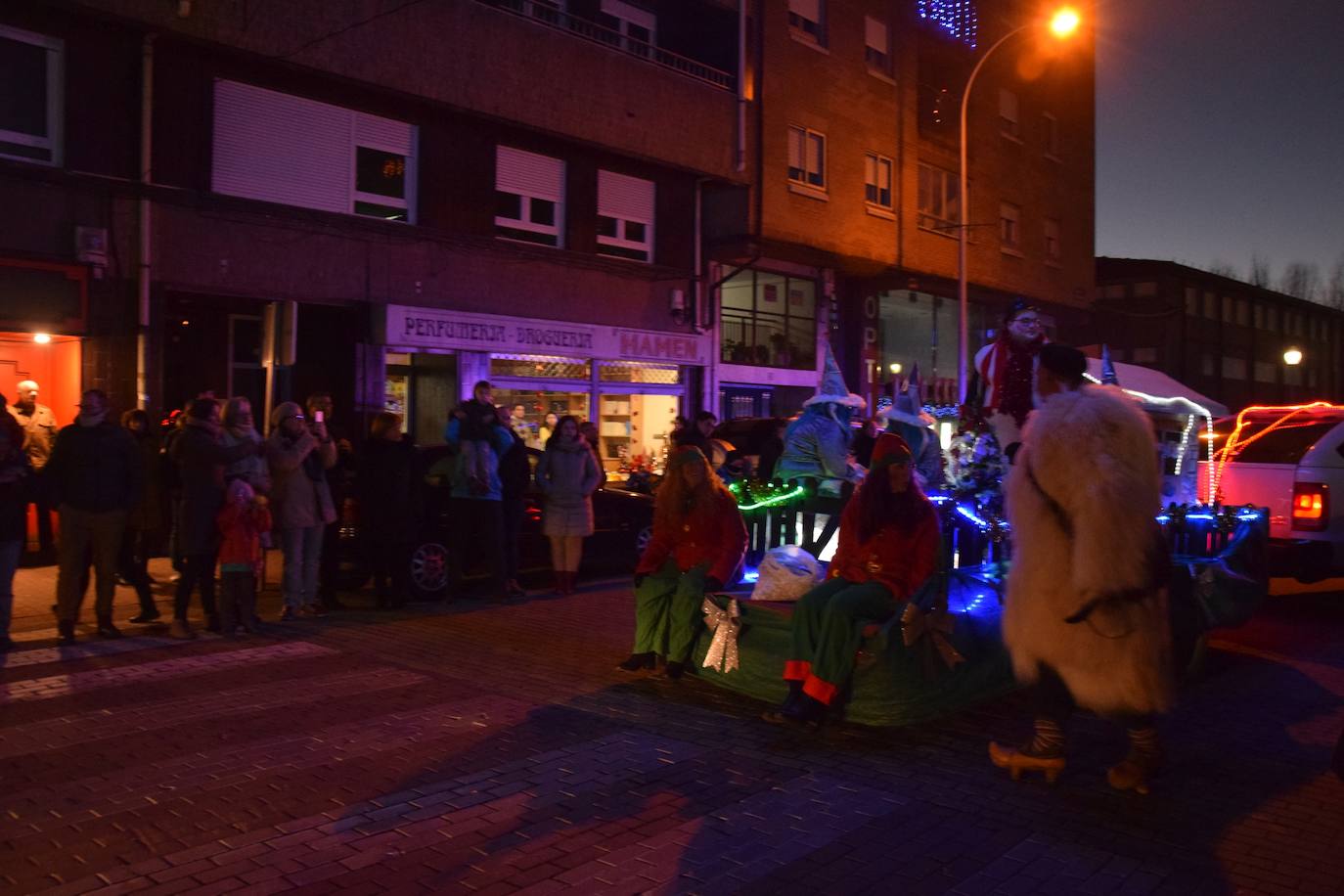 Los Reyes Magos ilusional a los niños de Guardo.