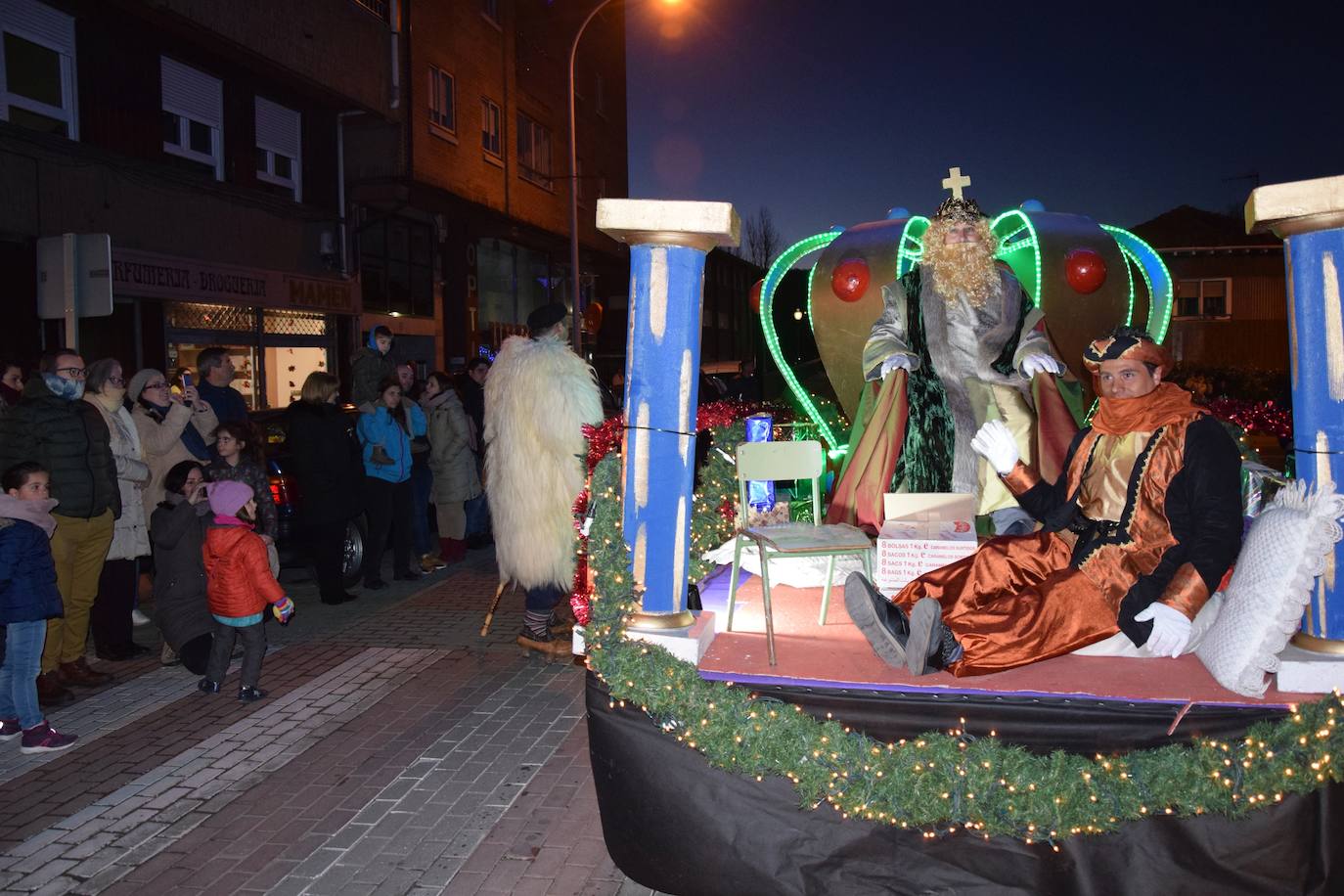 Los Reyes Magos ilusional a los niños de Guardo.