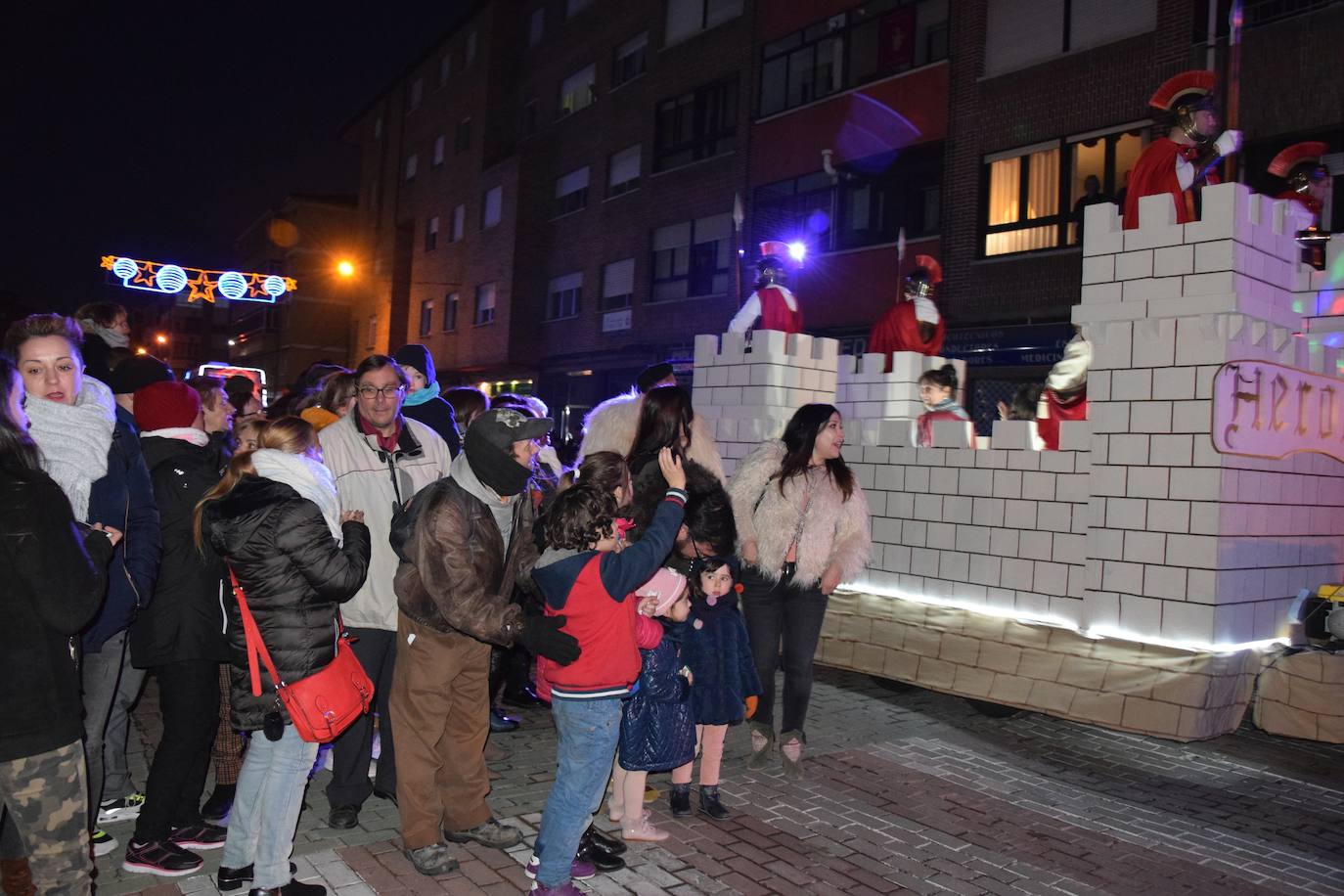 Los Reyes Magos ilusional a los niños de Guardo.