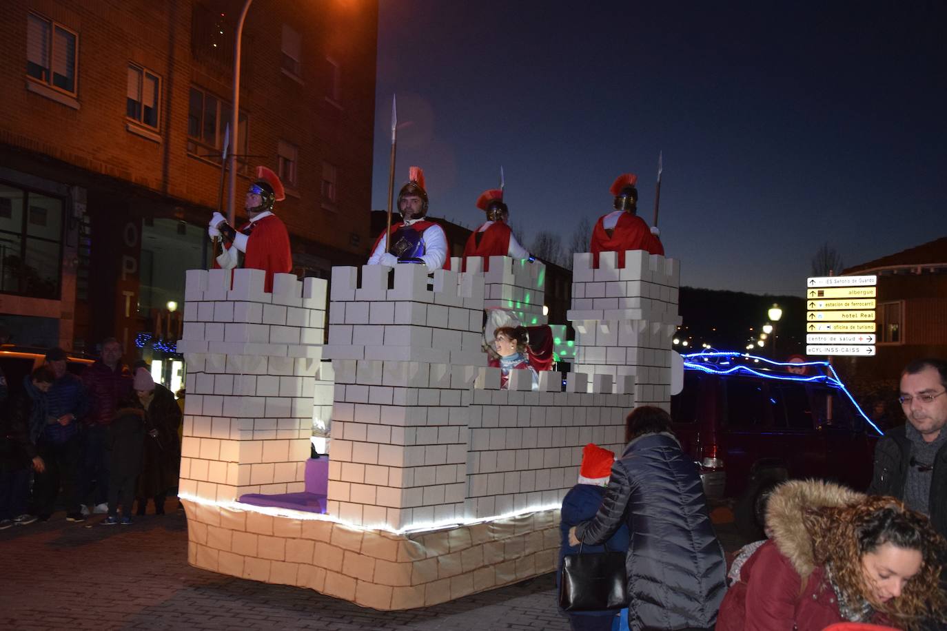 Los Reyes Magos ilusional a los niños de Guardo.