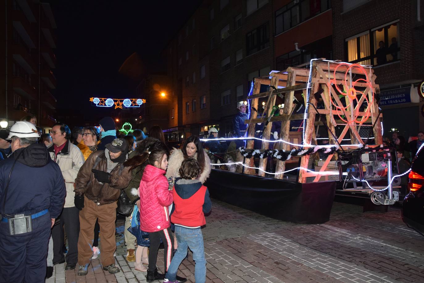 Los Reyes Magos ilusional a los niños de Guardo.
