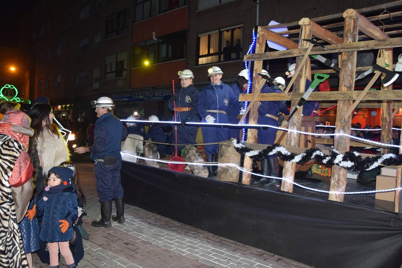 Los Reyes Magos ilusional a los niños de Guardo.