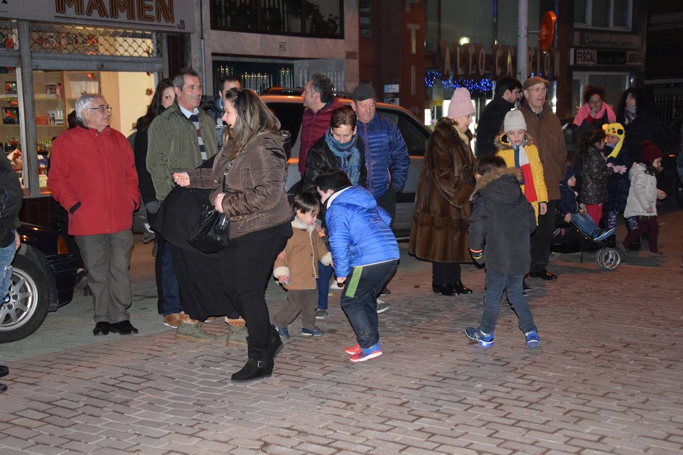 Los Reyes Magos ilusional a los niños de Guardo.