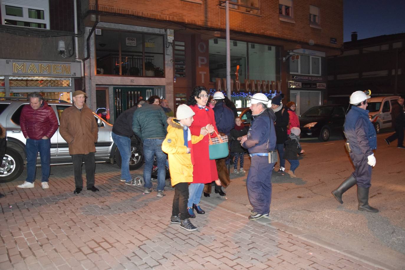 Los Reyes Magos ilusional a los niños de Guardo.