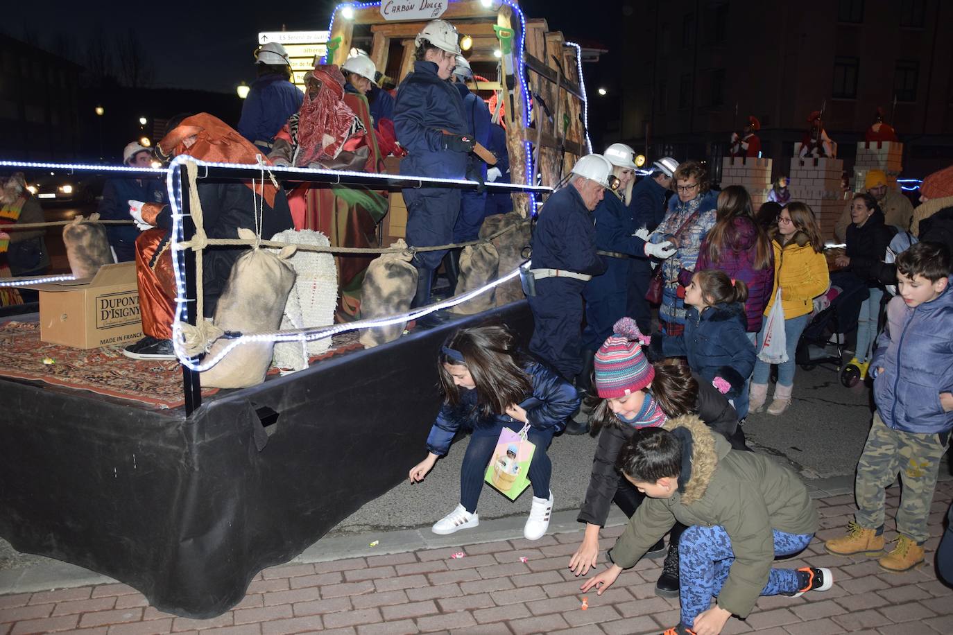 Los Reyes Magos ilusional a los niños de Guardo.