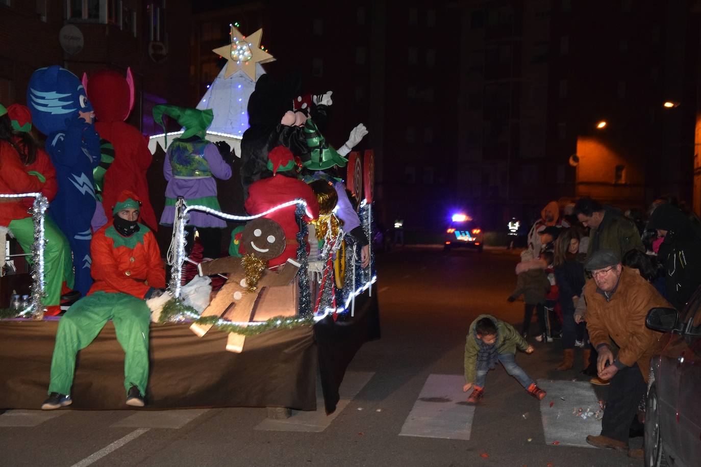 Los Reyes Magos ilusional a los niños de Guardo.