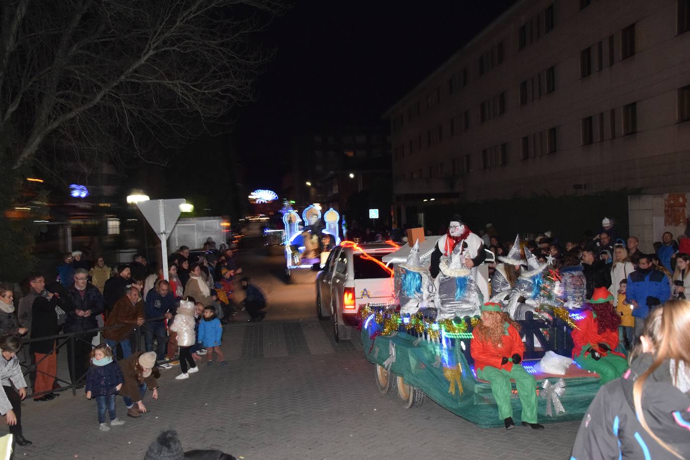 Los Reyes Magos ilusional a los niños de Guardo.