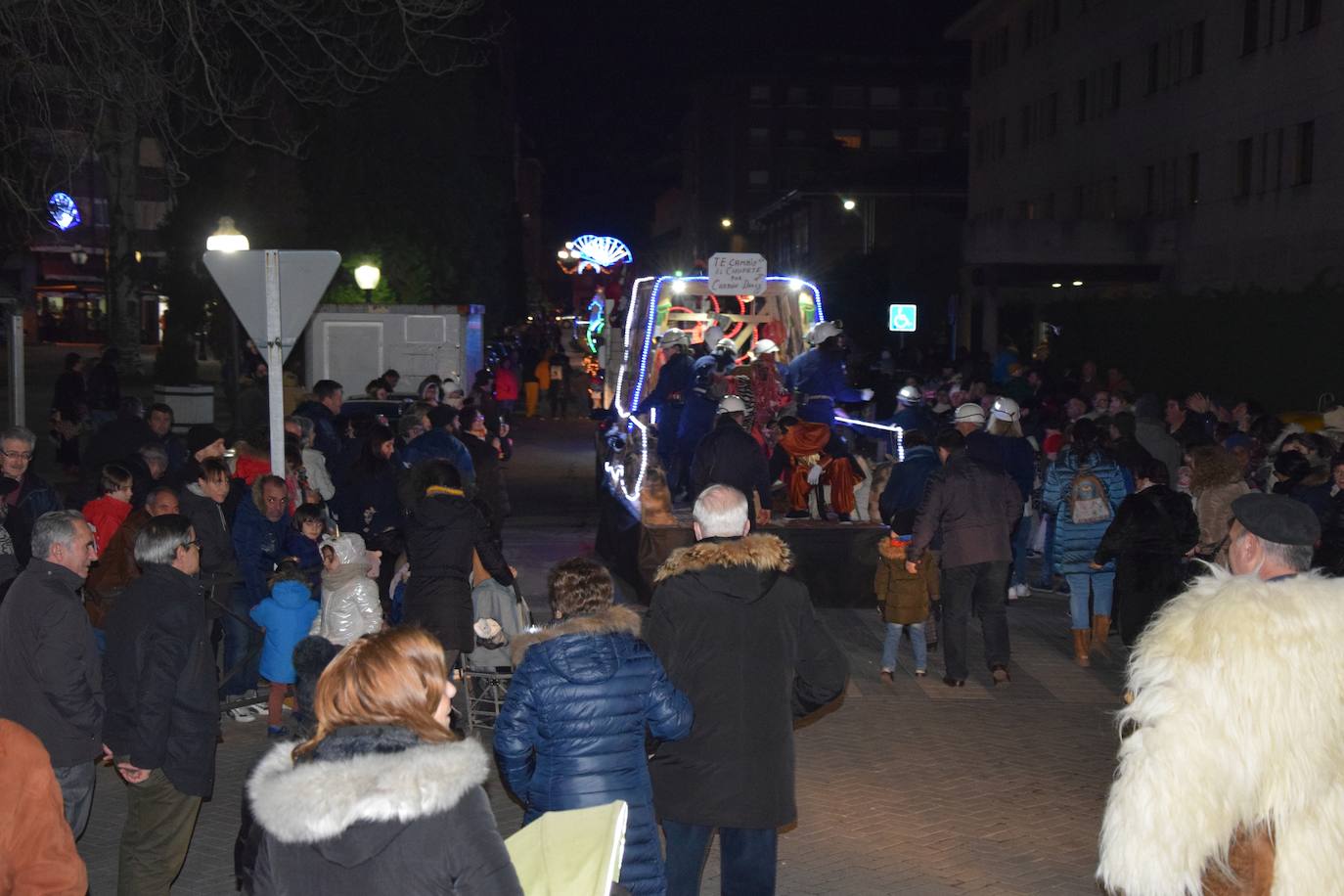 Los Reyes Magos ilusional a los niños de Guardo.