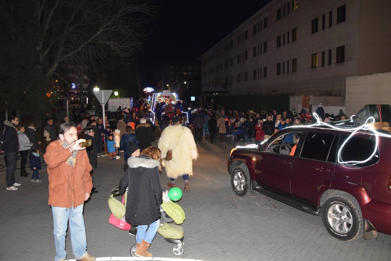 Los Reyes Magos ilusional a los niños de Guardo.