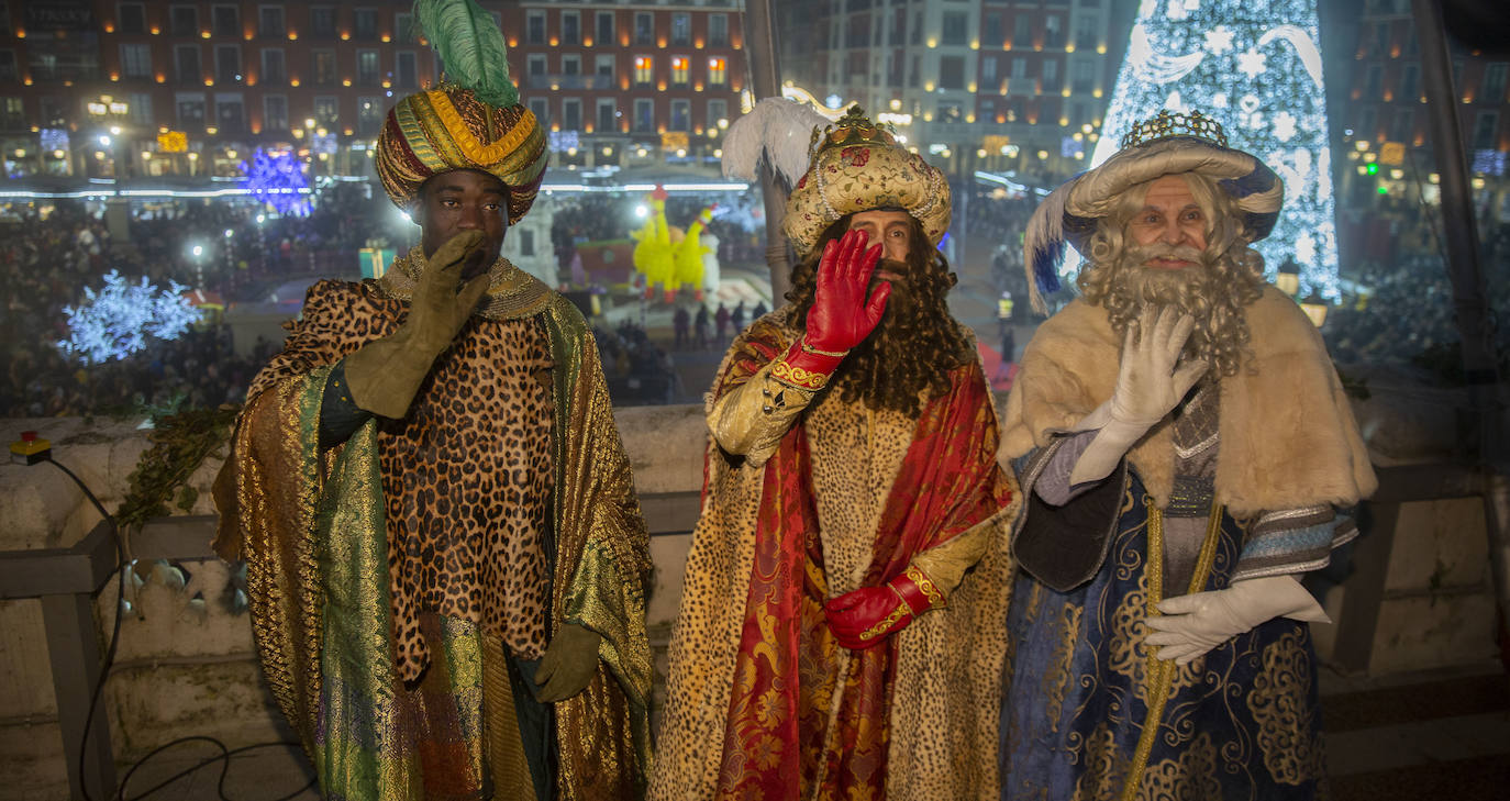 Sus majestades los Reyes Magos han abarrotado las calles del centro de Valladolid en su tradicional cabalgata. 