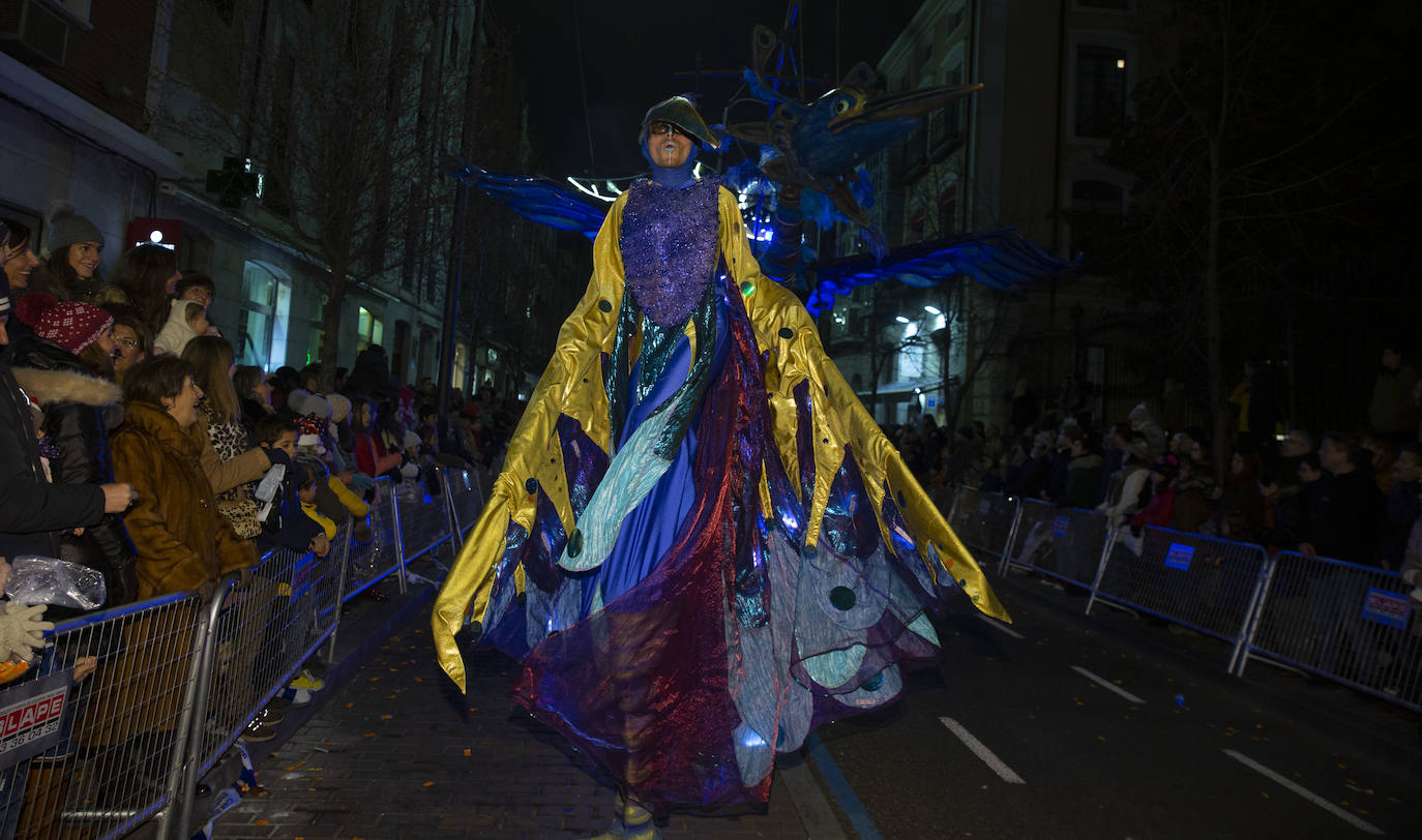 Sus majestades los Reyes Magos han abarrotado las calles del centro de Valladolid en su tradicional cabalgata. 
