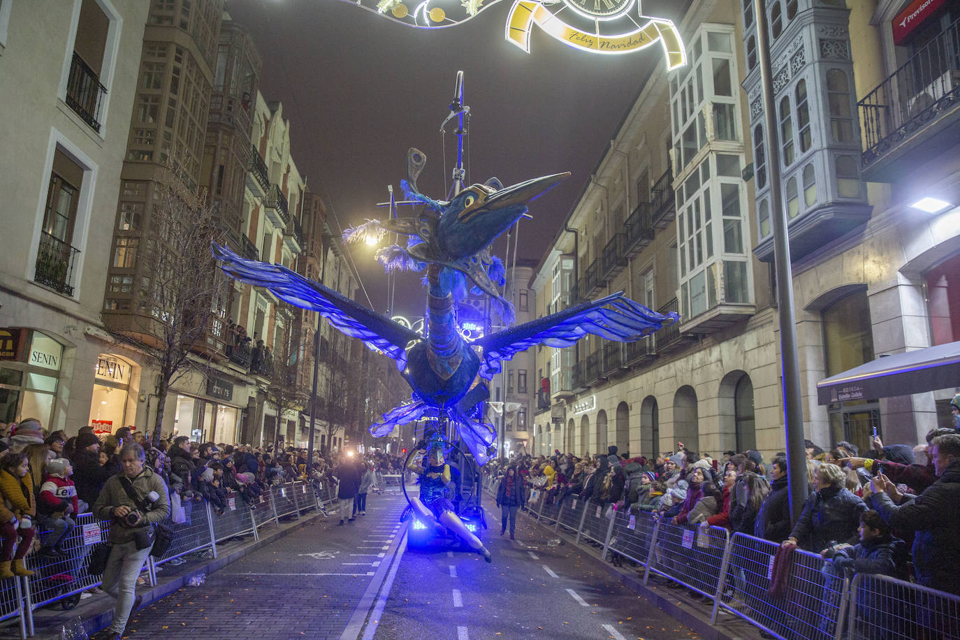 Sus majestades los Reyes Magos han abarrotado las calles del centro de Valladolid en su tradicional cabalgata. 