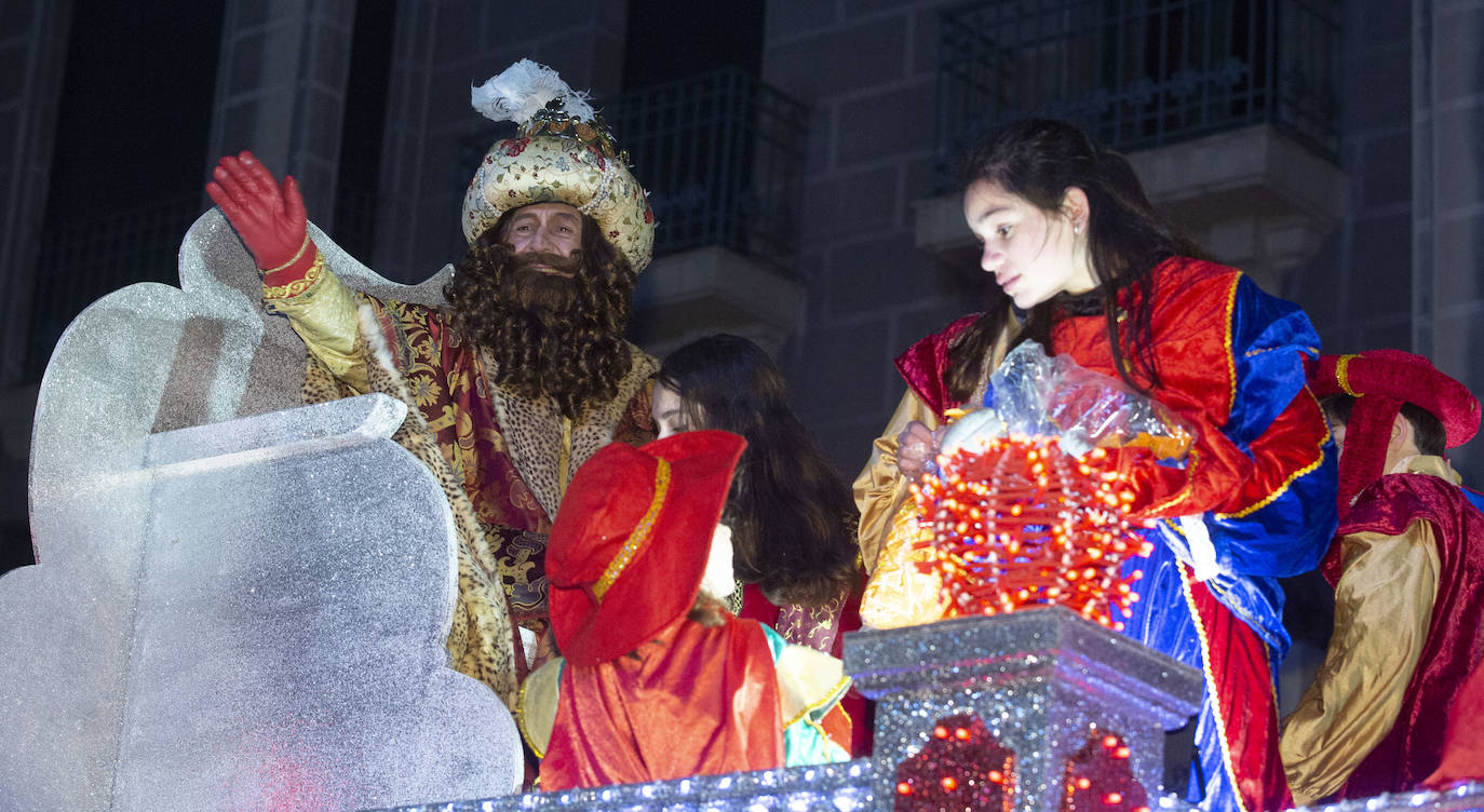 Sus majestades los Reyes Magos han abarrotado las calles del centro de Valladolid en su tradicional cabalgata. 