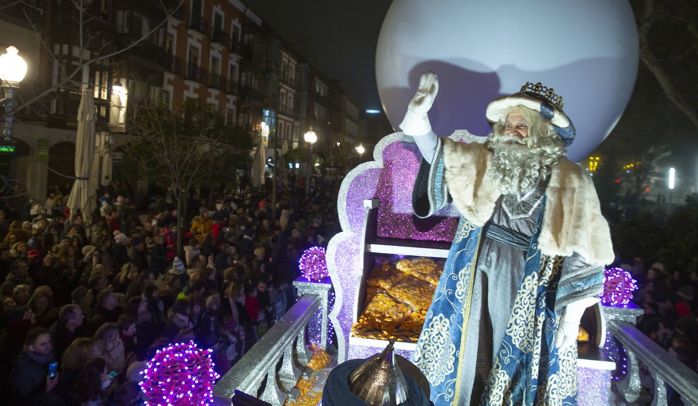 Sus majestades los Reyes Magos han abarrotado las calles del centro de Valladolid en su tradicional cabalgata. 