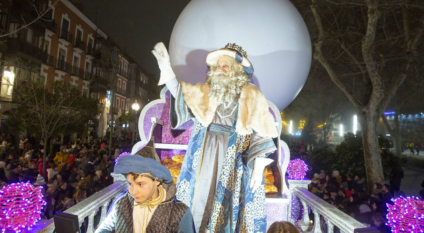 Sus majestades los Reyes Magos han abarrotado las calles del centro de Valladolid en su tradicional cabalgata. 