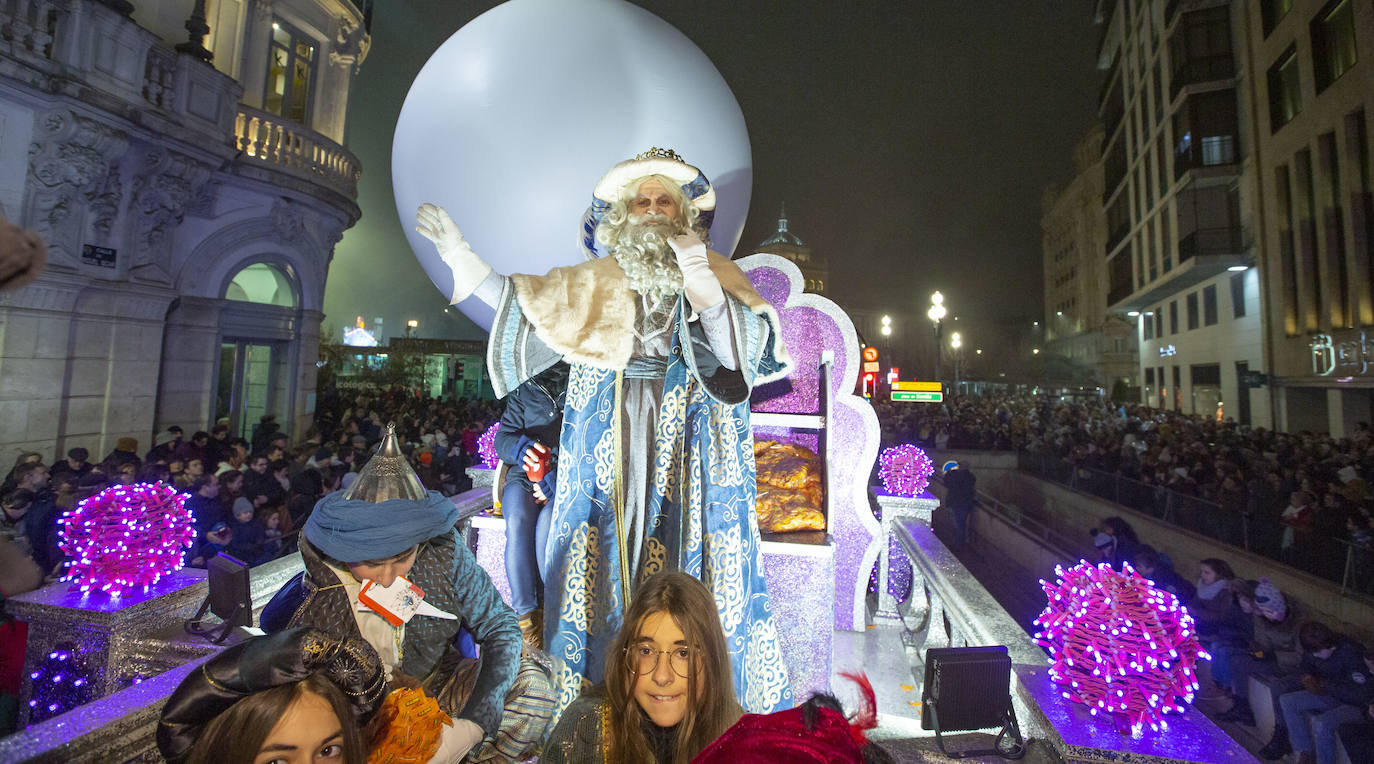 Sus majestades los Reyes Magos han abarrotado las calles del centro de Valladolid en su tradicional cabalgata. 