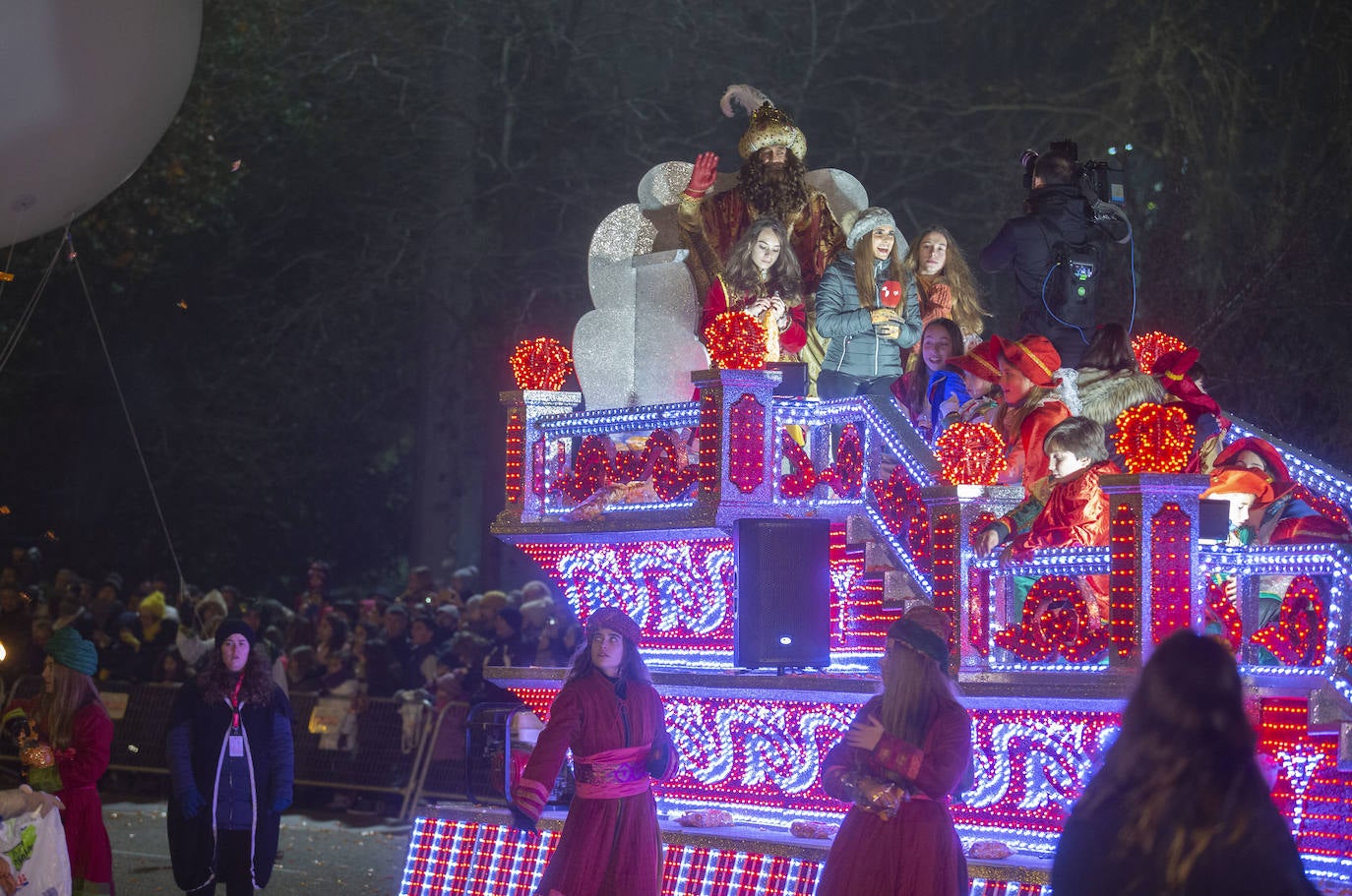 Sus majestades los Reyes Magos han abarrotado las calles del centro de Valladolid en su tradicional cabalgata. 
