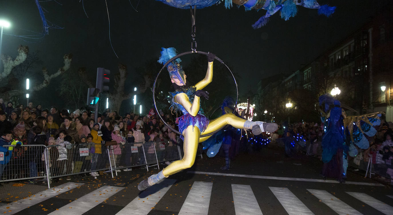 Sus majestades los Reyes Magos han abarrotado las calles del centro de Valladolid en su tradicional cabalgata. 