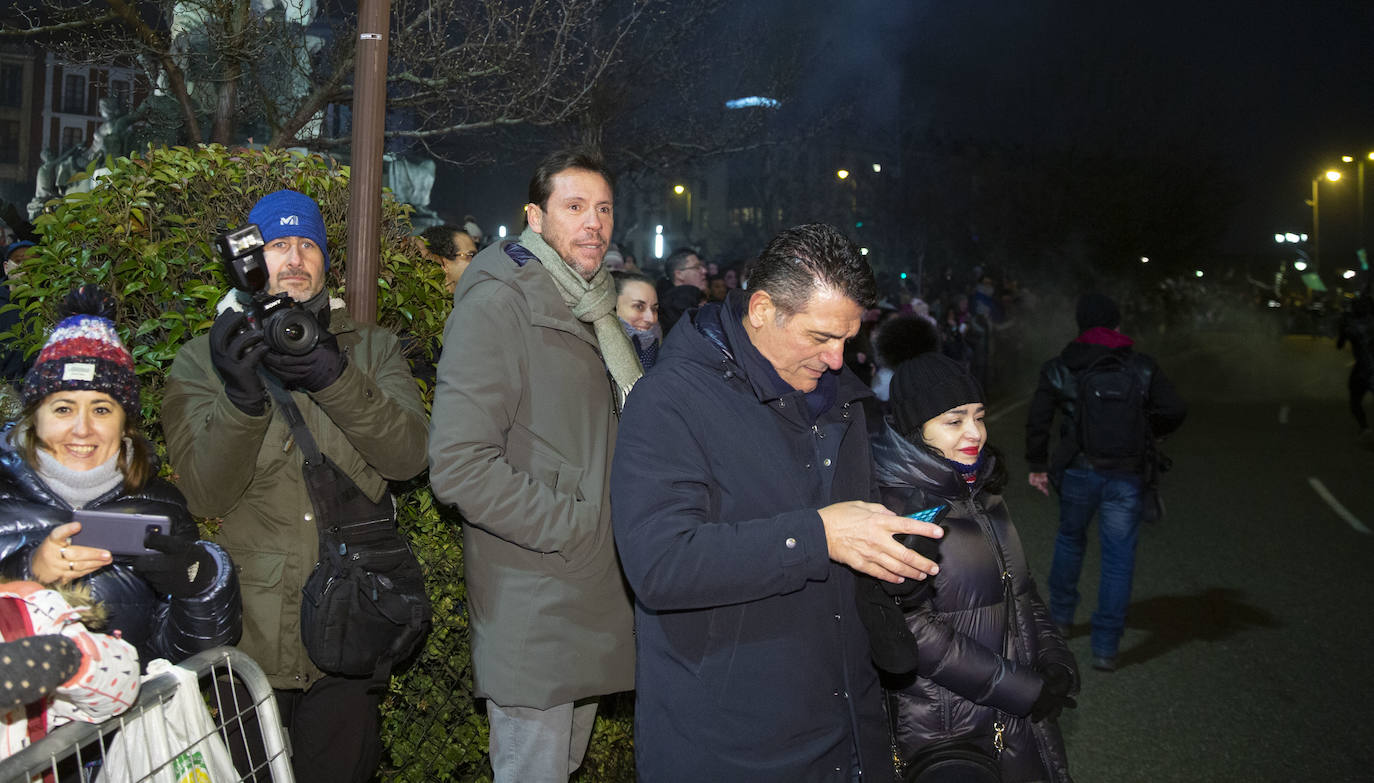 Sus majestades los Reyes Magos han abarrotado las calles del centro de Valladolid en su tradicional cabalgata. 