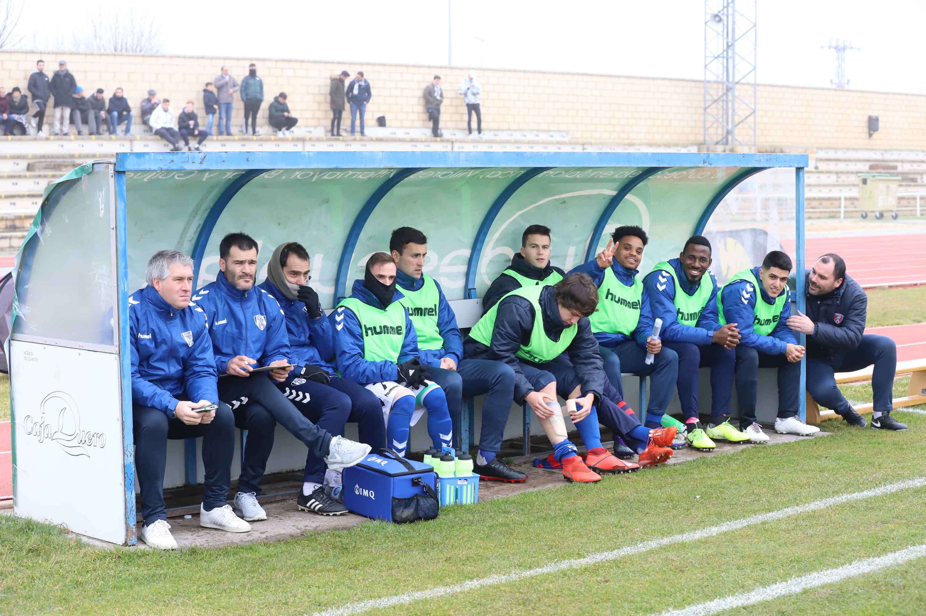 El equipo salmantino tuvo claras ocasiones para matar al rival, pero en la prolongación al meta se le escapó el balón de las manos en una falta desde fuera del área que acabó en el empate. 