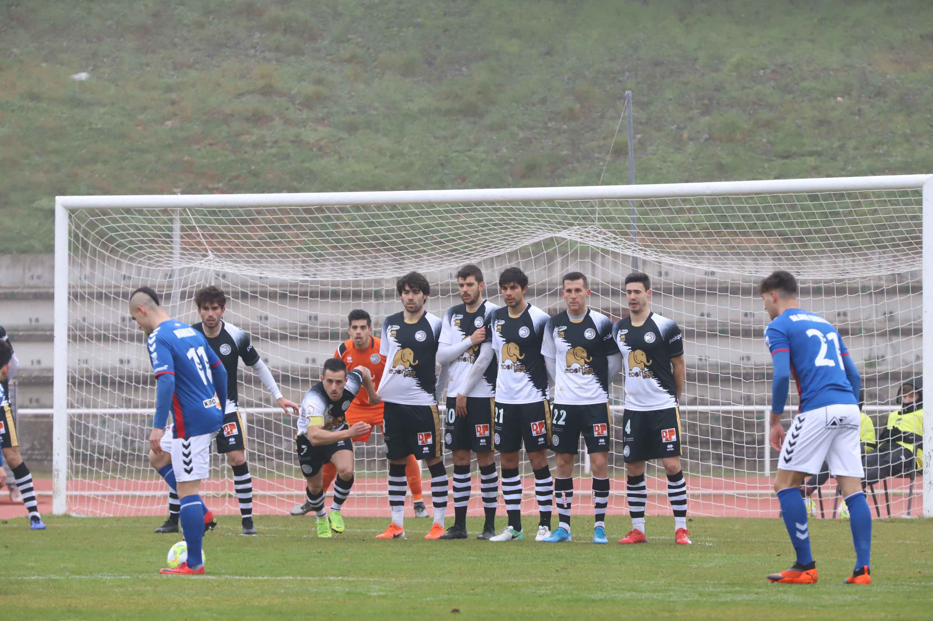 El equipo salmantino tuvo claras ocasiones para matar al rival, pero en la prolongación al meta se le escapó el balón de las manos en una falta desde fuera del área que acabó en el empate. 