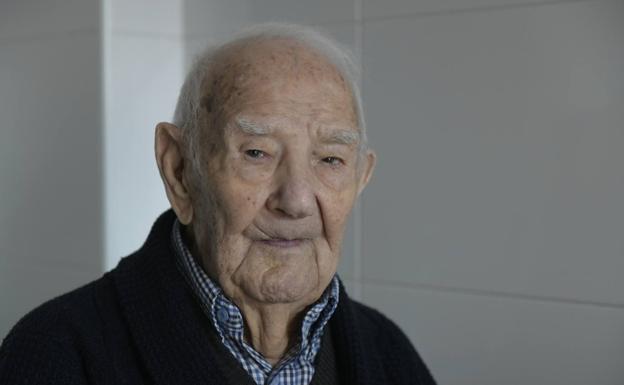 Germán, con 109 años, en la cocina de la casa donde vive con su hija y su nieta. 