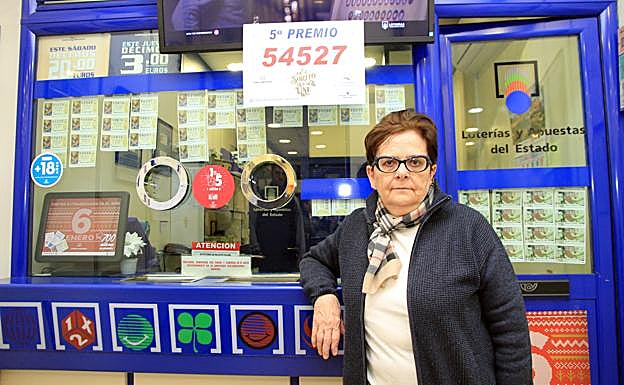 Blanca Peramos posa frente a la ventanilla. 