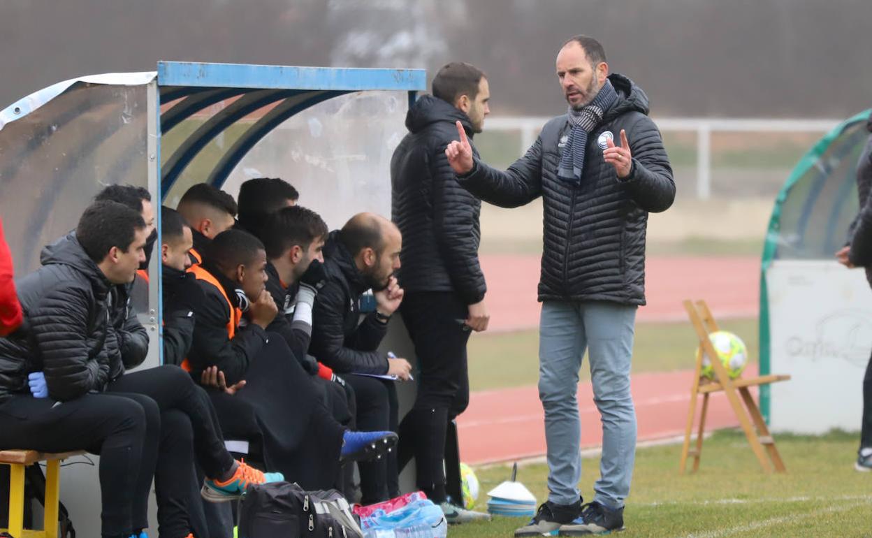 Luaces da instrucciones al banquillo durante el partido. 