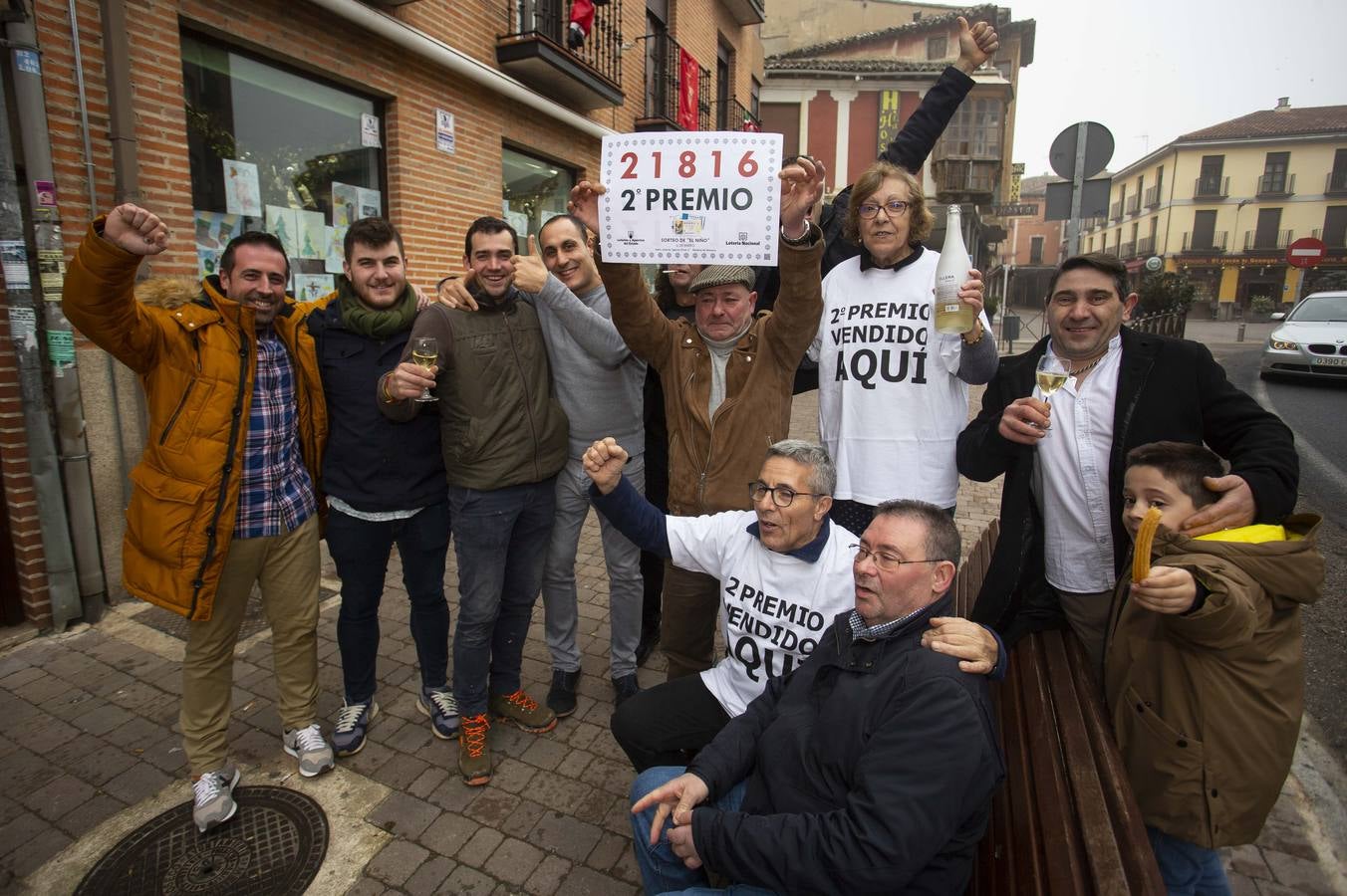 La Peña La Fundición celebra el segundo premio con un décimo comprado en la churrería JB