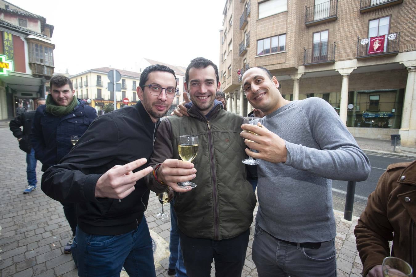 La Peña La Fundición celebra el segundo premio con un décimo comprado en la churrería JB