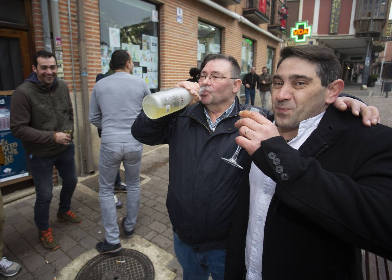 La Peña La Fundición celebra el segundo premio con un décimo comprado en la churrería JB