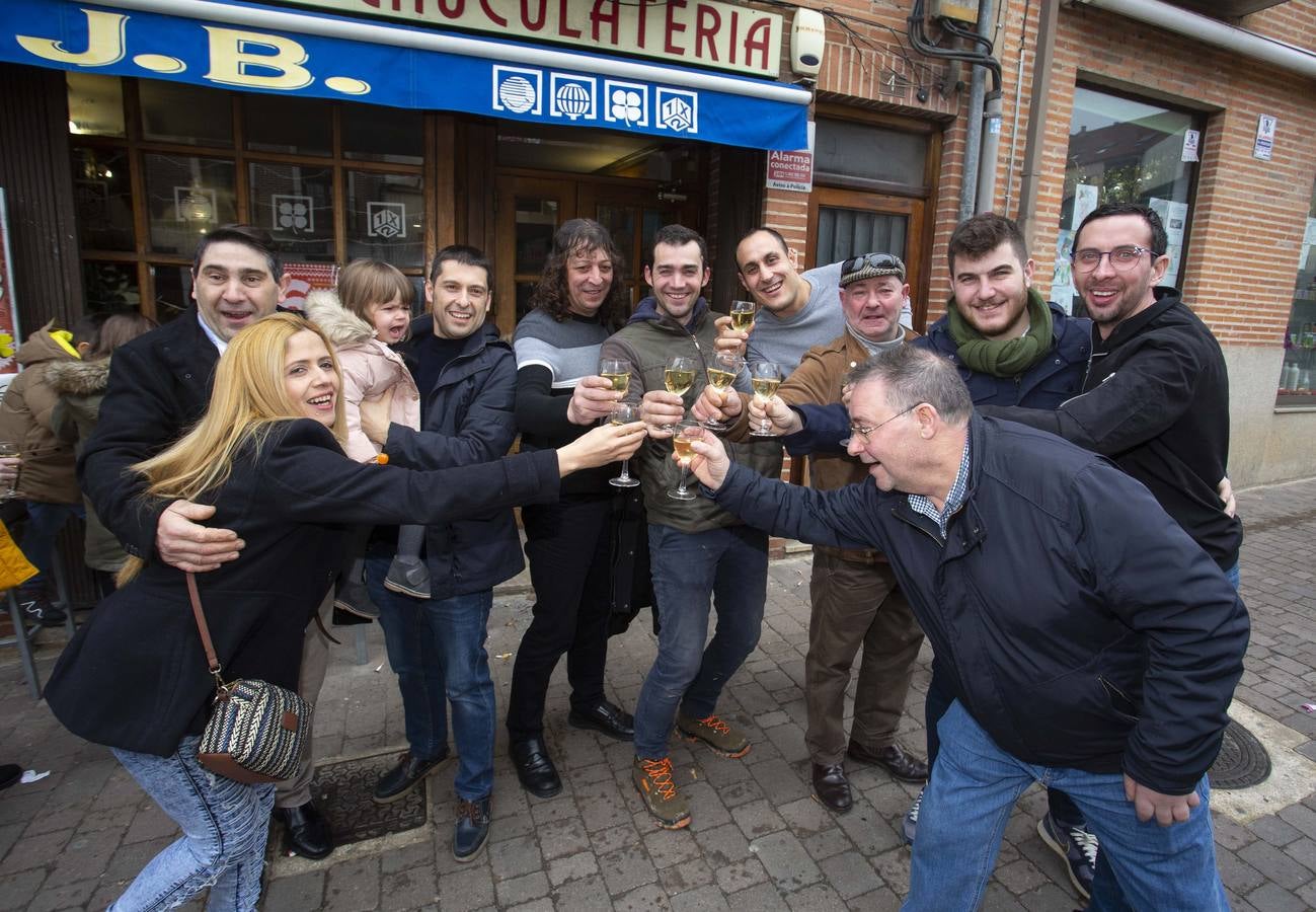 La Peña La Fundición celebra el segundo premio con un décimo comprado en la churrería JB