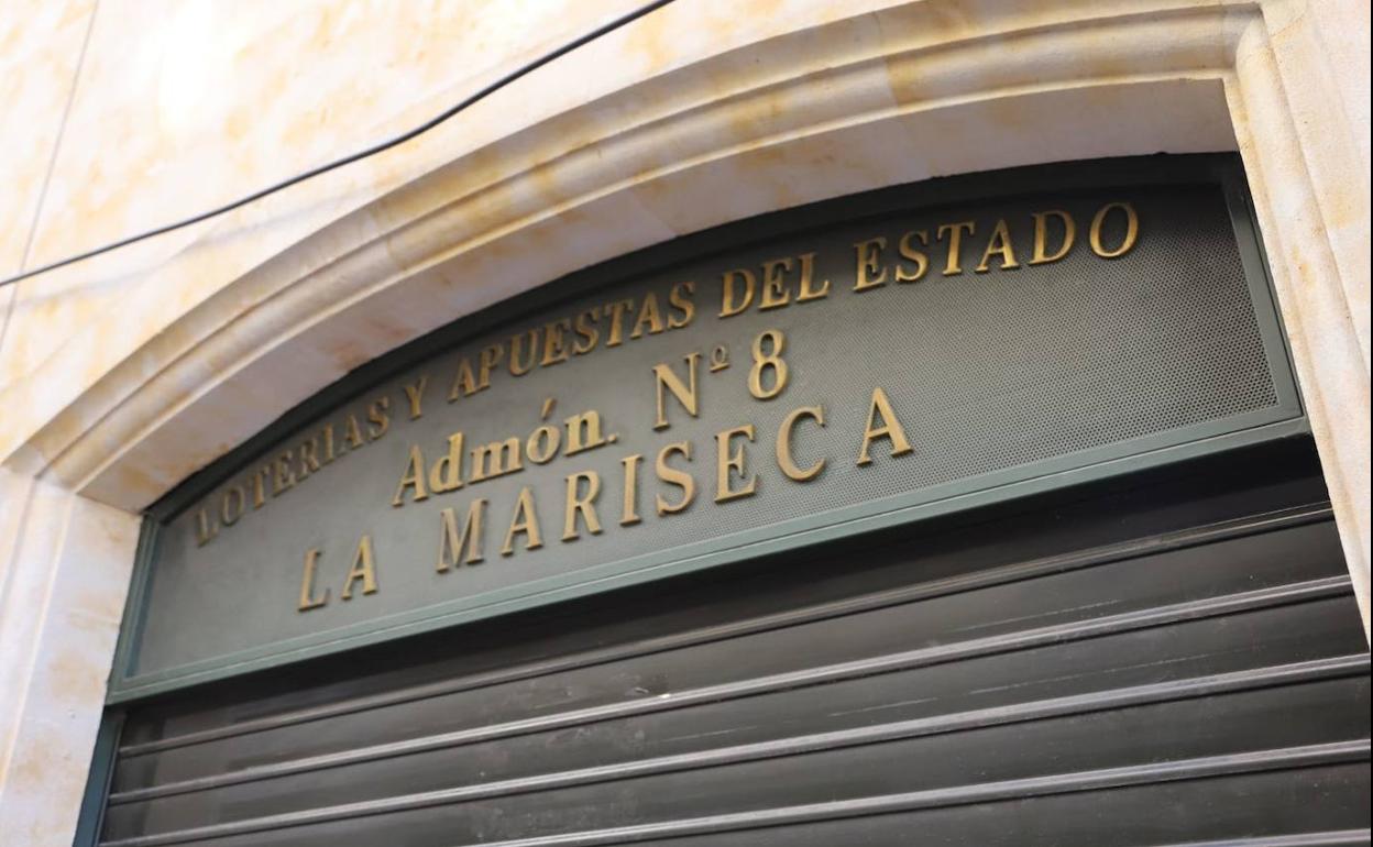 Cartel de la administración número 8, en la plaza del Liceo.