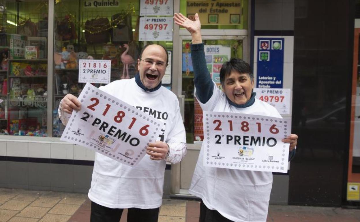 Manuel Martínez y su mujer Julia Peñas, celebran el haber dado parte del 21816. 