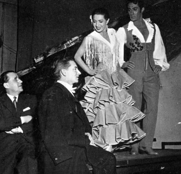 La bailarina Mariemma, en la Scala de Milán, habla con el director del teatro, Oldani, y el director de orquesta, Herbert Von Karajan. 