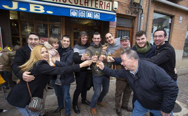 Un grupo de agraciados brinda por el premio conseguido en el sorteo de El Niño.