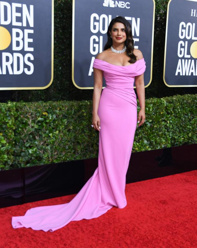 Priyanka Chopra aportó el toque de color con n diseño de escote barco de Cristina Ottaviano, que completó con joyas de Bvlgari y sandalias de Louis Vuitton.