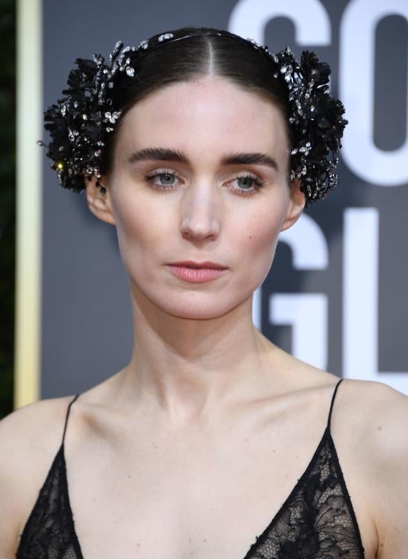 La siempre original Rooney Mara eligió un diseño de encaje negro con peplum de Givenchy, una de sus firmas de referencia. Sin embargo, lo más sorprendente fue su tocado de flores y pedrería en ambos laterales, que algunos interpretaron como un guiño a la princesa Leia de Star Wars.